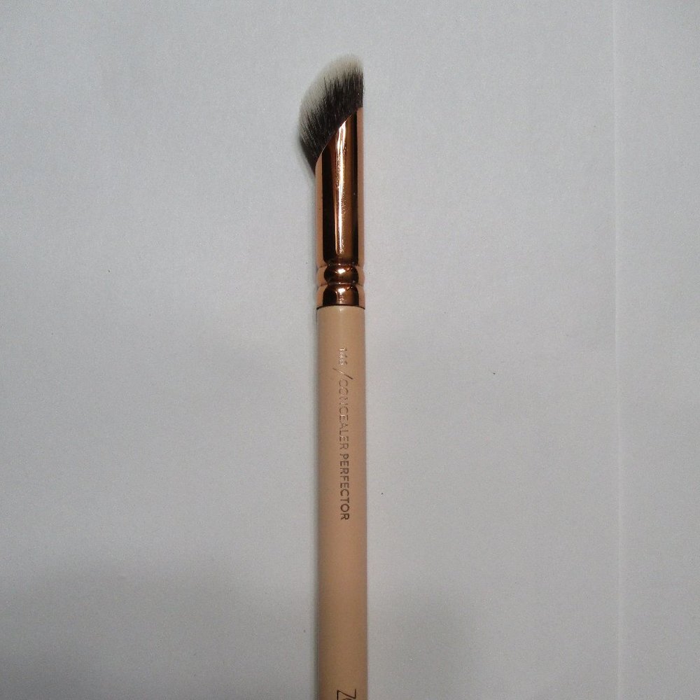 Zoeva Rose Golden Collection No. 146 Concealer Perfector Brush